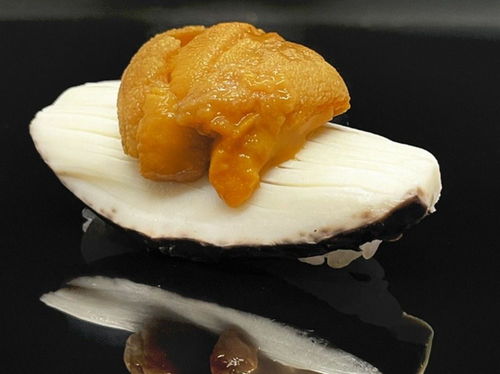 もはやアワビも超える！『魚沼天恵菇とウニの握り』
