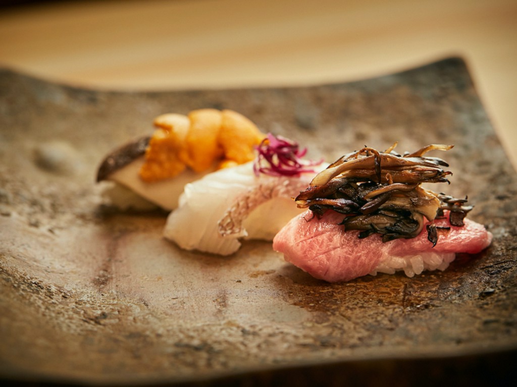 魚沼、新潟の食材をふんだんに使い、普段食することのない手法で寿司に仕立ててあります。