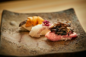 魚沼、新潟の食材をふんだんに使い、普段食することのない手法で寿司に仕立ててあります。