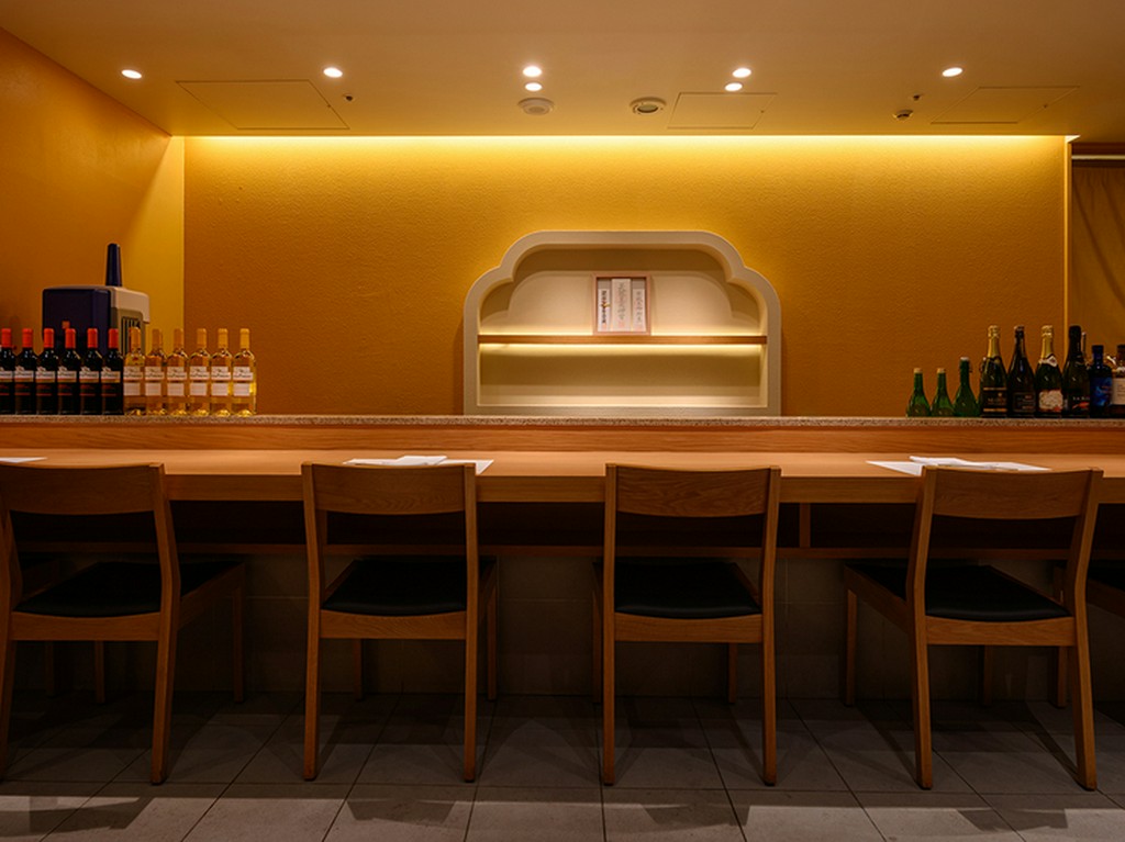一人客でもゆっくり食事ができるシックなカウンター			