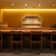 引き戸を開けて中に入れば、正面に設えたカウンター席がまず視界に入る。ゆったりと落ち着いた雰囲気は、洋食店というよりも、どこか割烹料理店のそれを思わせる。これならお一人様でも寛いで楽しめるはず。