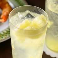 グラスワインから季節の日本酒にウイスキーまで酒類は一通り揃っているけれど、お店からのおすすめはフレッシュな果汁を使ったグレープサワーやレモンサワー（各1000円）など。揚げ物にぴったりです。	