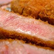 160～170℃の低温の揚げ油でゆっくり揚げるのが日向流。肉の部位によって揚げ時間は変わるがリブロースの場合は約8分が目安。2～3分寝かし余熱で芯まで火入れするのがしっとりジューシーに仕上げるコツ。