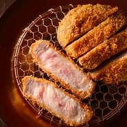 リブロースかつは一人前280gとボリュームたっぷりで5000円。ロースと違い脂身と赤身肉が層になっている“かぶり”が上部についており、柔らかくジューシーで美味。10日前後熟成させて旨味を引き出します。