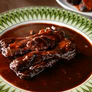 鳶色に輝くデミグラスソースは、フォン・ド・ボーから作る逸品。途中、牛スジなどを足しながら2週間かけて仕上げています。そのややほろ苦くコクのある味に、蕩けるほどに柔らかな牛バラ肉が品よく絡み合う佳品。