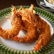 お頭付きの立派な有頭エビフライは3尾ついて5500円。さすがのお値段だが、口にすれば納得の美味しさ。エビの嘴や目の玉、角の下にある真珠玉を丁寧に取り去り頭から丸ごと食べられるように工夫されています。