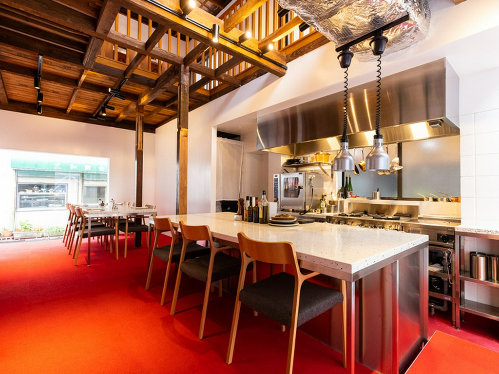 オープンキッチンと一体化する、全4席のカウンター