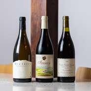 ワインはフランスのオールドヴィンテージから自然派、日本産まで幅広いラインナップなので、料理や好み、シチュエーションに合わせて選べます。