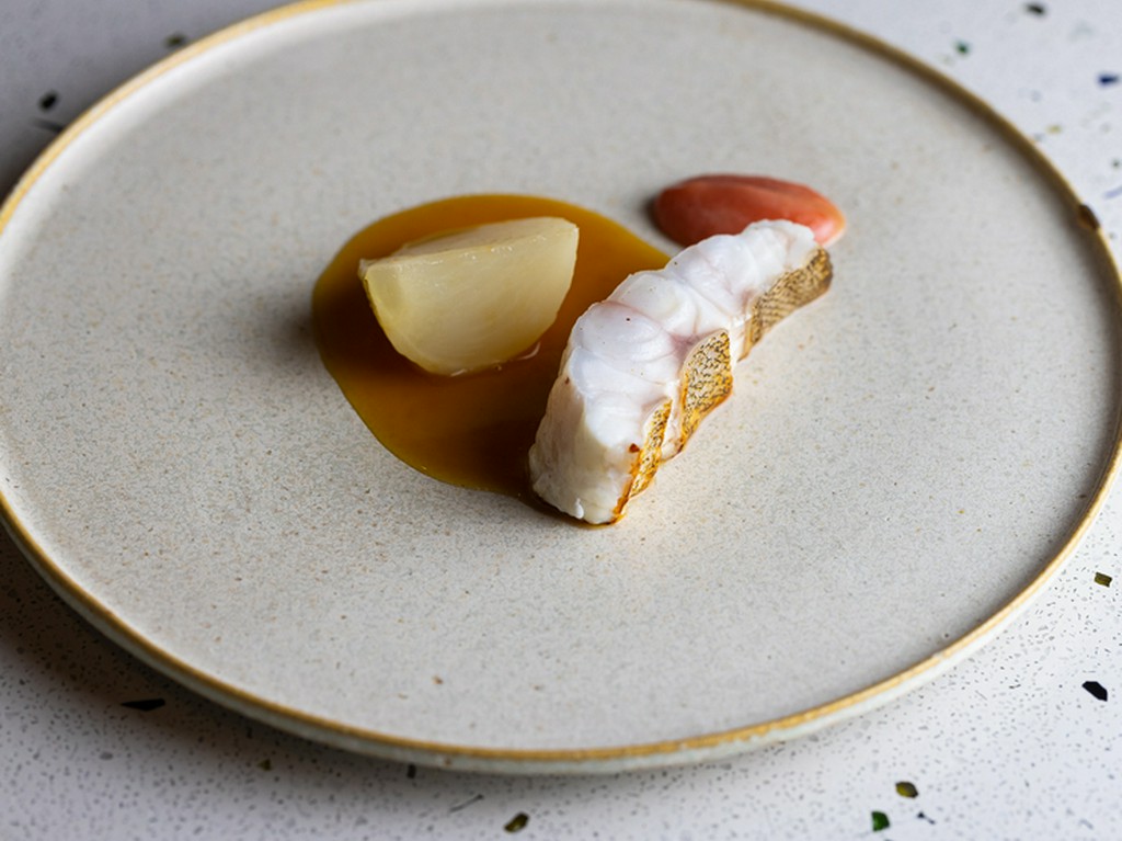 繊細に仕上げたハタをソースで重層的な味わいに。『ハタのソテー』