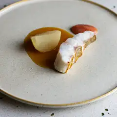 繊細に仕上げたハタをソースで重層的な味わいに。『ハタのソテー』