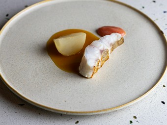 繊細に仕上げたハタをソースで重層的な味わいに。『ハタのソテー』