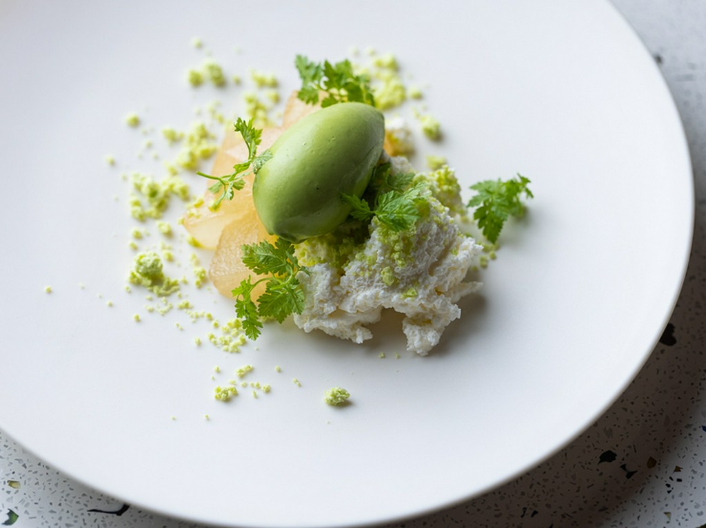 甘さを抑えた、瑞々しいデザートで軽やかな締めくくり。『和梨の瞬間コンポート クレメダンジェ』