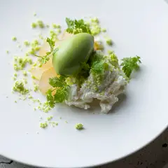 甘さを抑えた、瑞々しいデザートで軽やかな締めくくり。『和梨の瞬間コンポート クレメダンジェ』