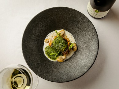 シェフ自らが料理に合うワインをセレクト