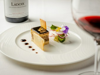 まるでケーキみたい！　『秋刀魚とフォアグラのオペラ仕立て』