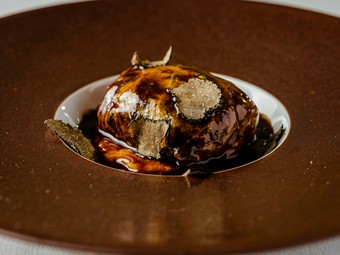 手間暇かけたソースに魅了される『牛タン下とフォアグラのシューファルシ』