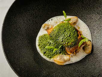 『平目のムニエル　浅利のエマルジョンソースと春菊の泡』