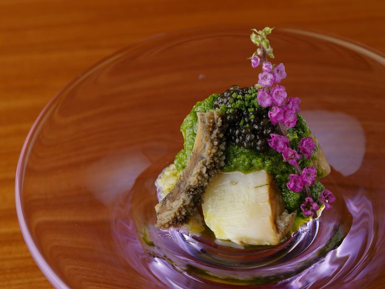 鮑とキャビアを合わせた贅沢な『鮑・葱 山椒ソース・キャビア』