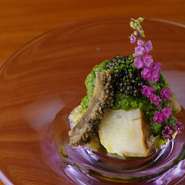 『鮑・葱 山椒ソース・キャビア』は、コース前半の前菜の一つ。1％の日本酒と水、大根と共に1時間かけて蒸した鮑はむっちりと柔らか。残った葱 山椒ソースに香港麺を足すアイデアも素晴らしい。嬉しいサービスです。