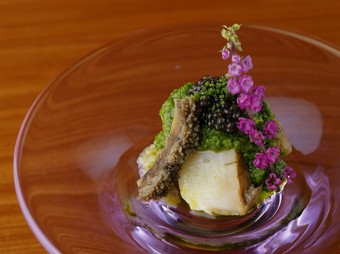 鮑とキャビアを合わせた贅沢な『鮑・葱 山椒ソース・キャビア』