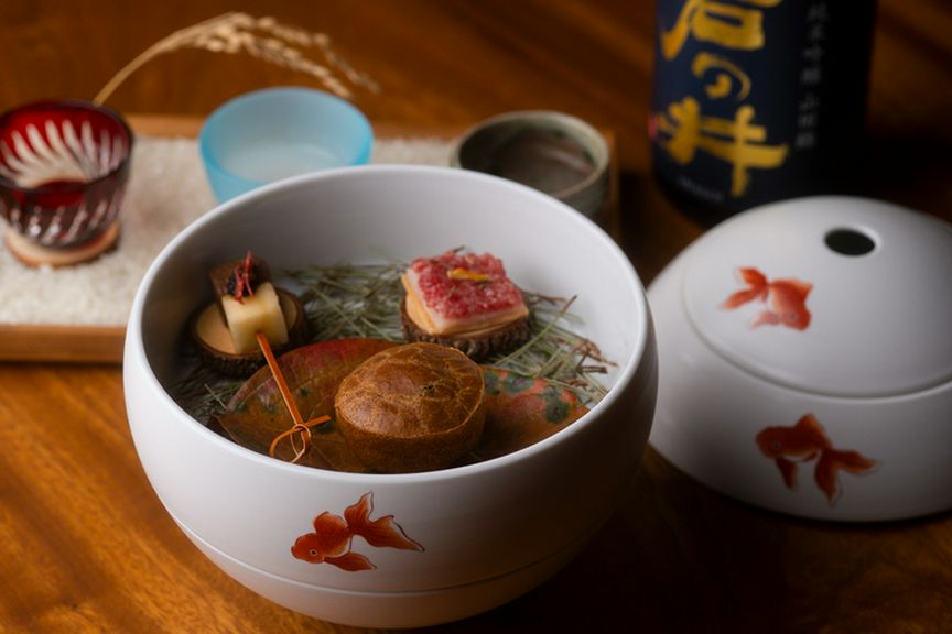 小さな料理一つずつに日本酒をペアリング				