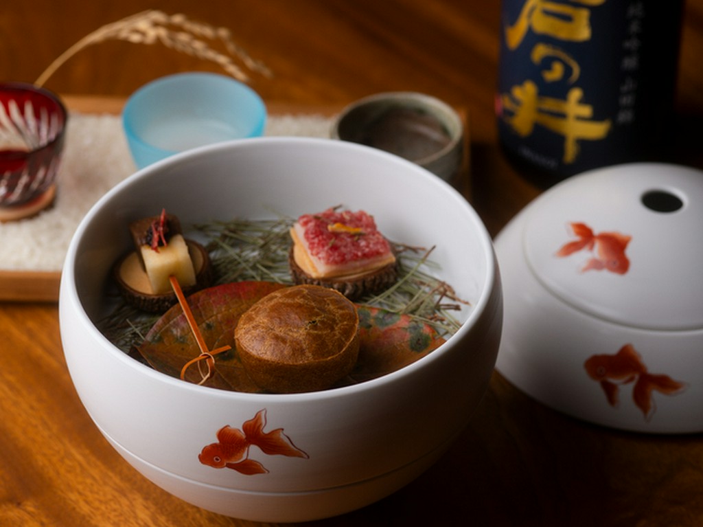 小さな料理一つずつに日本酒をペアリング				