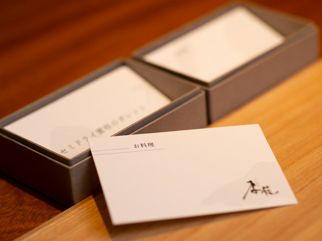 ゲスト前には紙芝居のようなメニューボックスが		