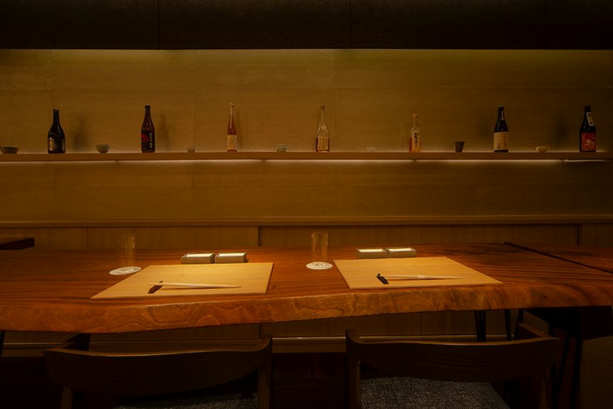 一人でも楽しめる。日本酒と料理に集中して向き合う時間。