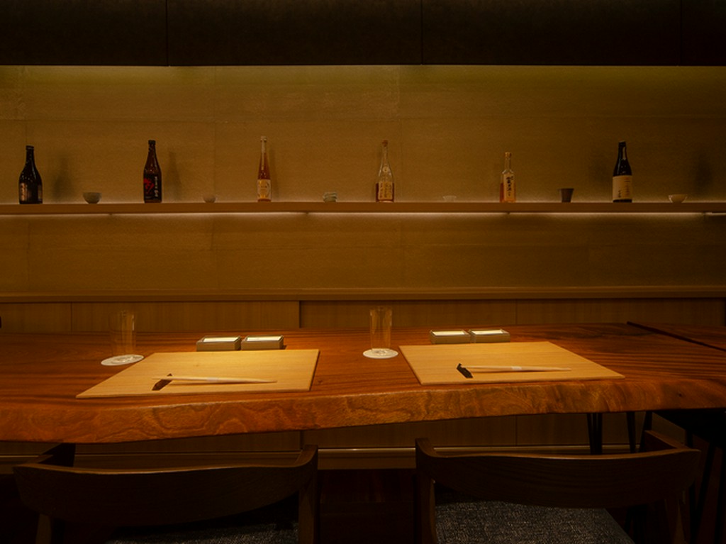 一人でも楽しめる。日本酒と料理に集中して向き合う時間。