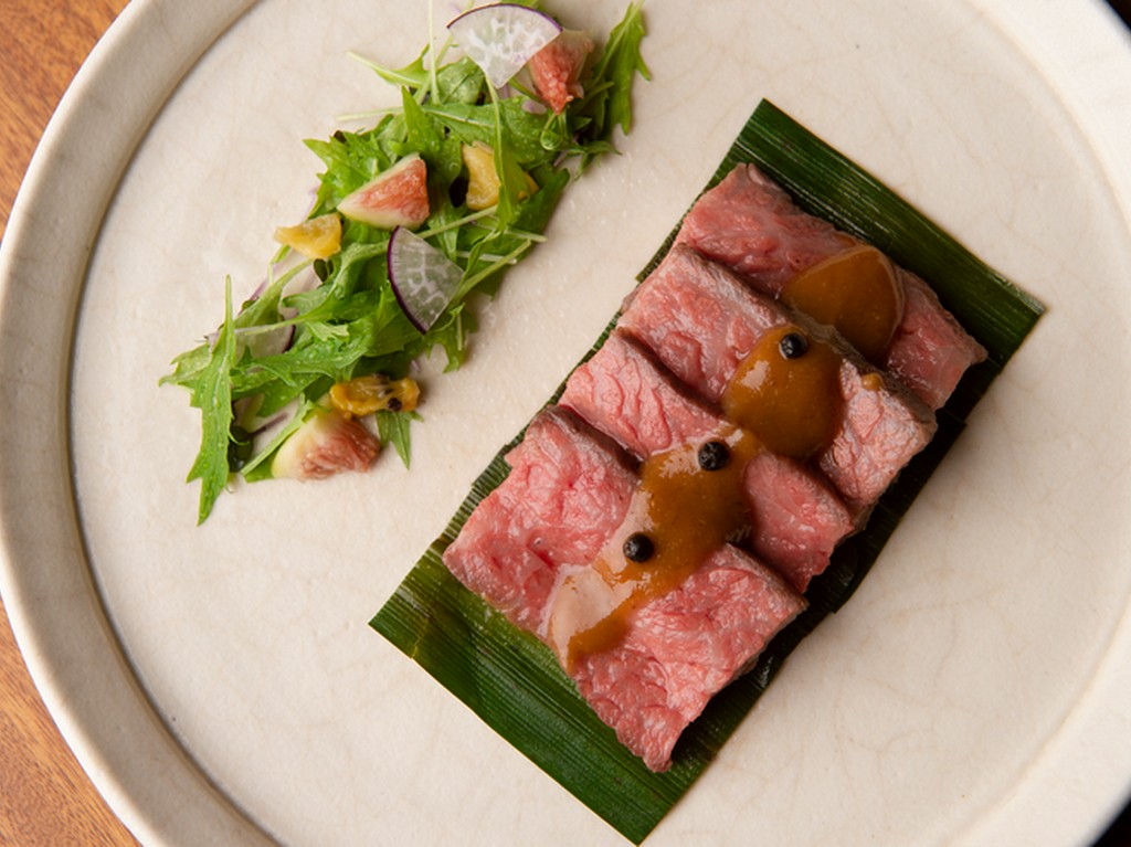 しっとりとした質感がたまらない『経産牛の包み焼き 醤油のもろみとカカオパルプ』