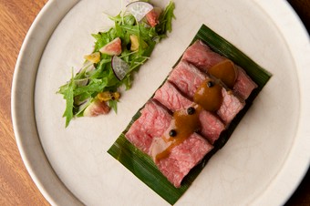 しっとりとした質感がたまらない『経産牛の包み焼き 醤油のもろみとカカオパルプ』