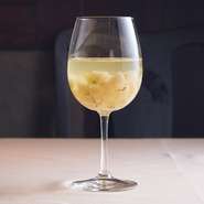 カルボナーラに合うお酒をと考案した自家製サングリアは白ワインベース。白桃、キウイ、レモン、シナモンを漬け込んだ1杯で、酸味とほの甘さのバランスがよく、口の中をスッキリさせてくれる味わい。