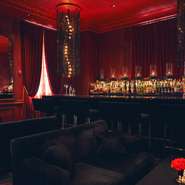 貴族の邸宅を移築した華麗な建物内の最上階にある、「サロン」と呼ばれる個室は最大4名、8名、16名用の計3室。エレガントなサービスにも定評があり、目的に応じた柔軟な対応が可能。事前に相談がベター。