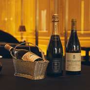 扱うのは正規代理店からのワインだけ、揺れの少ない地下に、専用の空調システムで温度・湿度ともに管理する、約80平米のワインセラーを持つ。9割がフランス産で、大手だけでなく、希少なメゾンのワインも揃う。