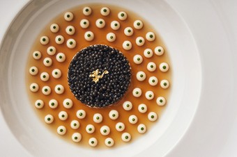 ジョエル・ロブション といえばこの料理『キャビア　甲殻類のジュレになめらかなカリフラワーのクレーム』