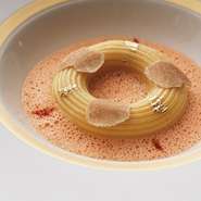 ル・テタンジェコンクールでもテーマになったターバン仕立て。丸い型の底にスパゲティを敷き詰め、帆立貝のムースを。ビスクソースを流し入れ、エスペレットペッパーを散らし、白トリュフのスライスを乗せた一品。