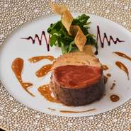 牛フィレ肉の中でも特に柔らかいシャトーブリアンを使い、フォアグラと共に低温調理してから周りを香ばしく焼いた一皿。牛とフォアグラの食感を合わせとろけるように仕上げた。牛のジュと詰めたバルサミコを添えて。