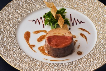 『牛フィレ肉　フォアグラと抱き合わせローストにし“ロッシーニ”風に仕上げて』