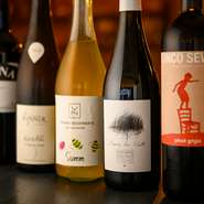 ワインは、自然派を中心にフランスからイタリア、スペイン、ドイツ、日本など10カ国余りのワインを揃えています。赤と白の他、オレンジワインも用意。グラスワインも各3種類づつ提供しています。