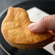 店名にちなみ鳩の形に焼いたクッキーにキャラメル風味のアイスクリームを挟んだデザート。サクサクした食感も軽快なクッキーは甘さも控えめ。修行先【ラス】のフォアグラクリスピーサンドを彷彿とさせる一品です。