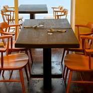 料理を作る様子を目の当たりにするカウンター席の他、グループでゆったり料理を味わい向きには、テーブル席も用意されています。10人集まれば貸切もOK。表のテラス席も今後は活用する予定とか。