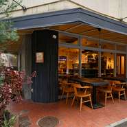 京王新線初台駅から歩くこと約４分。商店街の外れに佇むフランス料理店。目だった看板もなくコンクリート打ちっ放しのような外観は、一見して何の店か分からない。隠れ家的な趣を漂わせています。