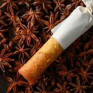 『鳩とアニス』と題した一皿は、前店の【アニス】と【HATO】の店名をリンクさせた遊び心溢れる逸品。アニス風味に煮込んだ鳩の赤ワイン煮をほぐし、炒めた玉ねぎと共に春巻きの皮で包みカリッと揚げてあります。	