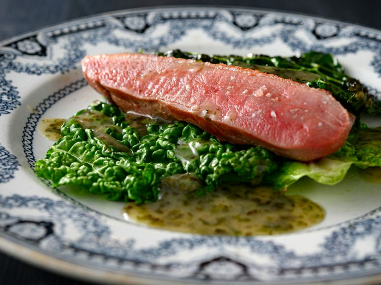 海苔の風味と鴨肉がよく合う『鴨のロースト　サボイキャベツと海苔のバターソース』