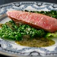 『鴨のロースト　サボイキャベツと海苔のバターソース』。「前から鴨には海苔に似た風味があると思っていたんです。」とは野村シェフ。鴨は、フランス産バルバリー鴨を低温調理でしっとりと柔らかく仕上げています。