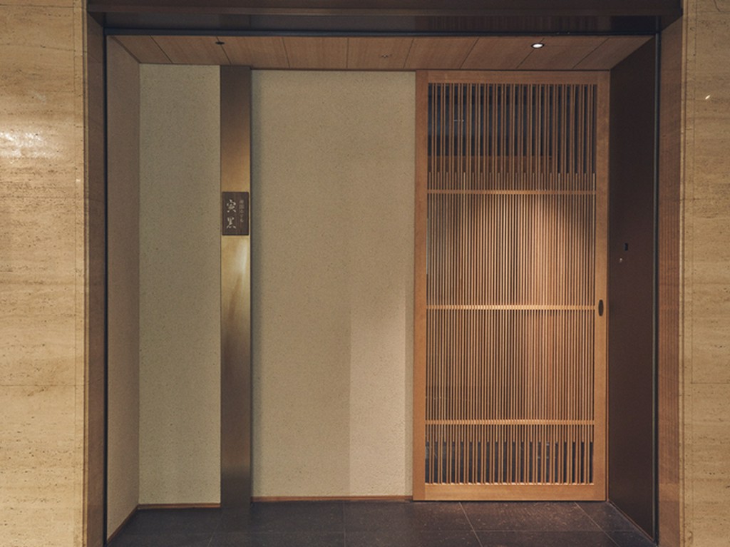 帝国ホテルタワーの地下にある非日常への扉						