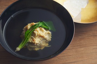 調味料は使わず素材の味を究極に引き出した『松葉蟹の真丈』