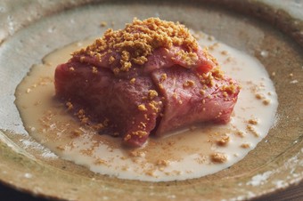 野菜と牛肉の旨味を楽しむ冷たい料理『牛肉のしゃぶしゃぶ　蕪　胡麻出汁』