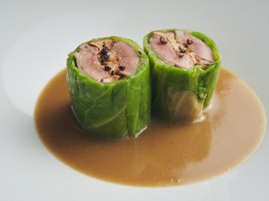 カウンターでは『山うずらとフォアグラのキャベツ包み』などフレンチの古典を交えたコースを。