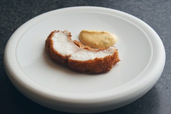 皮下のゼラチン質や脂を最高に美味しく食べる『クエのフリット』
